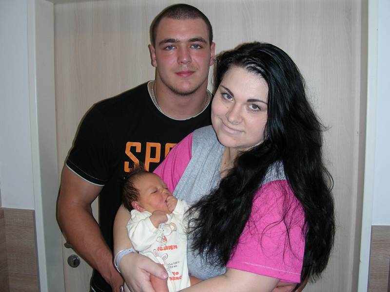 ŠŤASTNÍ rodiče Nikola a Tomáš Kuncovi z Drozdova chovají v náručí prvorozenou dcerku Nikolku, která se narodila 18. února 2017, vážila 3,74 kg a měřila 50 cm. Nikolčin tatínek provozuje silový trojboj a moc se těší, až po něm dcerka převezme žezlo. 