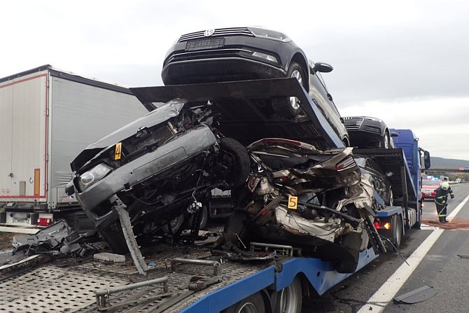Dopravní nehoda dvou nákladních vozidel na dálnici D5 před exitem Beroun-západ ve směru do Prahy.