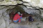 Práce jeskyňářů na uzávěru jeskyně