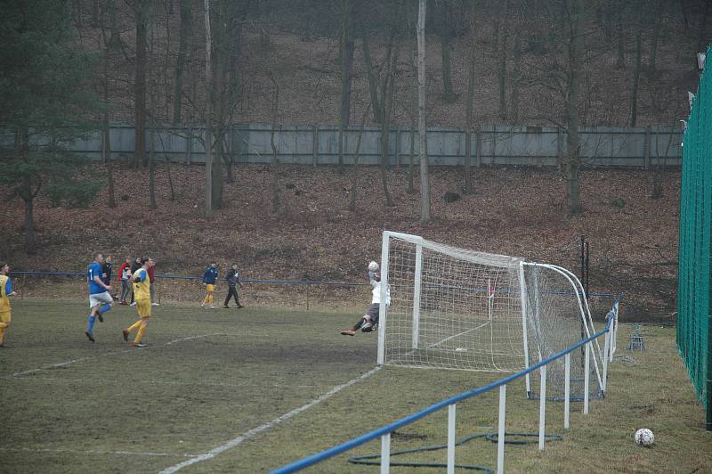 Jaro otevřeli starší dorostenci Hořovicka (v modrém) výhrou.