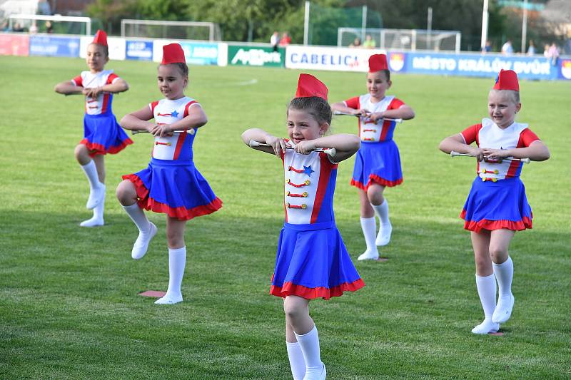 Mažoretky Berounské Hvězdičky zpestřily přestávku fotbalového utkání Fortuna ČFLA.