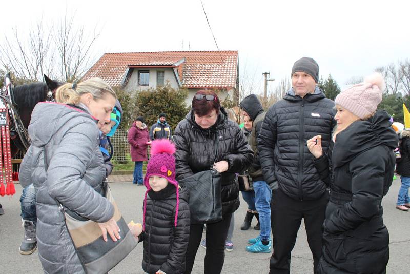 Masopustní průvod v Popovicích provázelo bujaré veselí, hudba, dobré jídlo, pití a tanec.