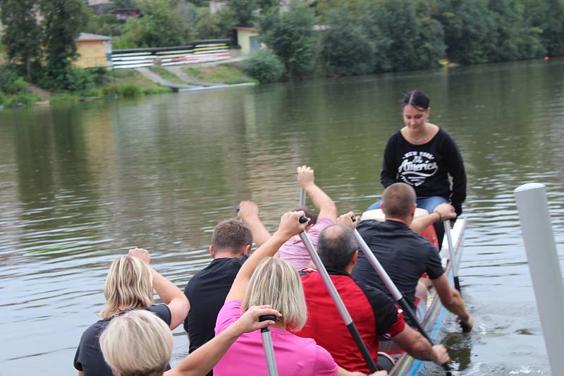 V berounském autokempu bylo o víkendu rušno. Konal se zde už 13. ročník závodů dračích lodí Berounský drak. Jeho součástí byl i Lunapark pro děti.