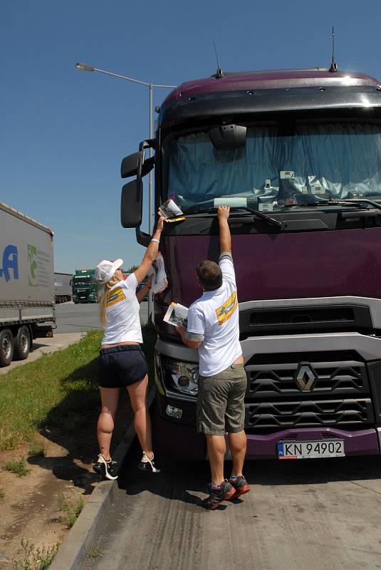 Rozdávání informačních letáků a samolepek zahraničním řidičům kamionů.