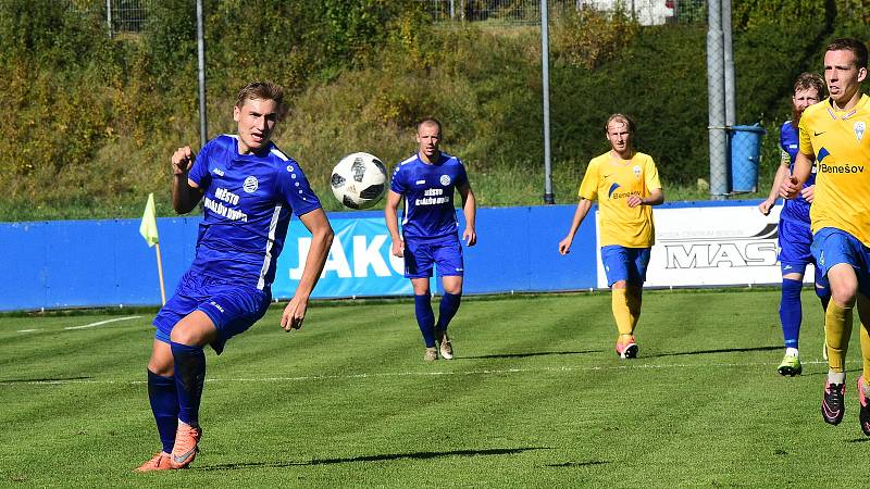 Fotbalisté Králova Dvora (v modrém) vyhráli středočeské derby.