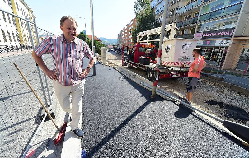 Výstavbě nového semaforu v blízkosti Jungmannovy základní školy v Berouně přihlížel i starosta města Ivan Kůs.