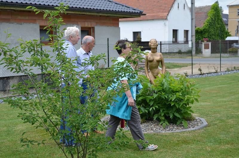 Výtvarnice Marcela Braunnová Regaiolliová v sobotu a v neděli zpřístupnila svoji netradiční zahradu veřejnosti.