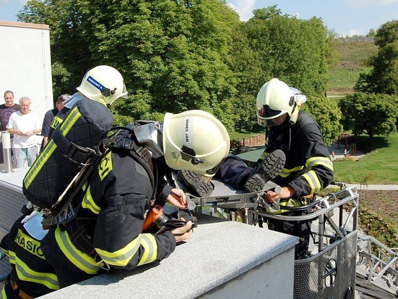 Tématem cvičení hasičů byla likvidace požáru v Nemocnici Beroun