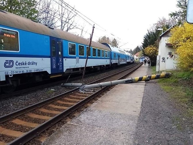 Kvůli pádu sloupu trakčního vedení do kolejiště byl zastaven provoz na trati 171 v úseku Praha-Smíchov – Dobřichovice.