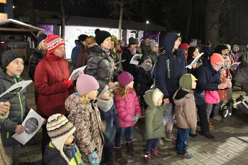 Česko zpívá koledy 2018. I přes vytrvalé sněžení si cestu k Domečku Hořovice našly desítky lidí.