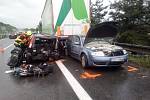 Při hromadné nehodě na dálnici D5 u Berouna se střetla tři osobní auta a jedno nákladní.