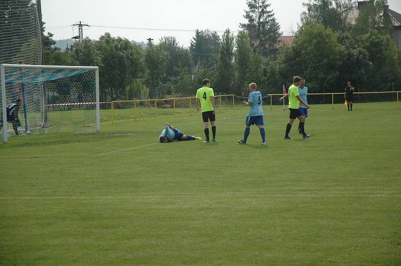 Nováček z Tlustice (v modrém) nestačil na rezervu Cábelíků.