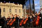 Z koncertu Karlovarského symfonického orchestru na berounském Husově náměstí.