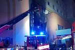 Noční požár fasády hotelu v centru Berouna.