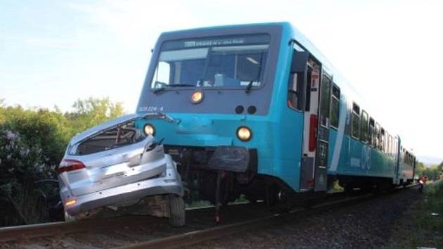 Při nehodě osobního auta a vlaku zemřel spolujezdec čtyřčlenné posádky osobního vozu.