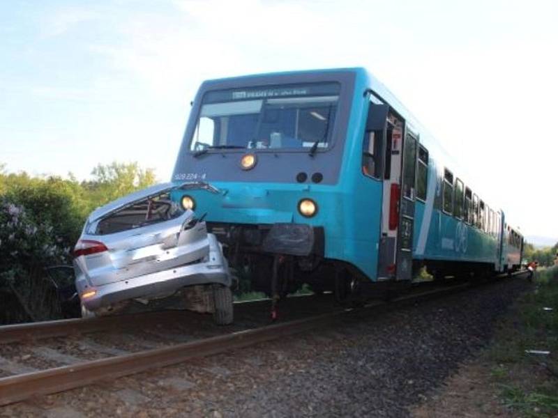 Při nehodě osobního auta a vlaku zemřel spolujezdec čtyřčlenné posádky osobního vozu.