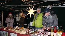 Vánoční trhy v Hýskově přilákaly desítky lidí.