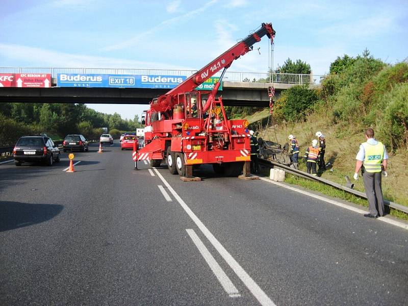 Při dopravní nehodě na dálnici D5 se auto převrátilo na střechu