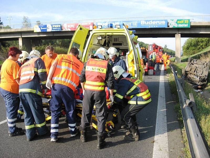 Při dopravní nehodě na dálnici D5 se auto převrátilo na střechu