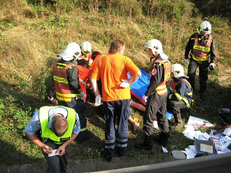 Při dopravní nehodě na dálnici D5 se auto převrátilo na střechu