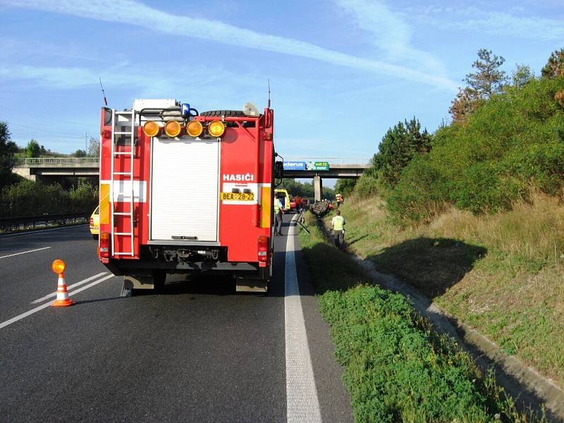 Při dopravní nehodě na dálnici D5 se auto převrátilo na střechu