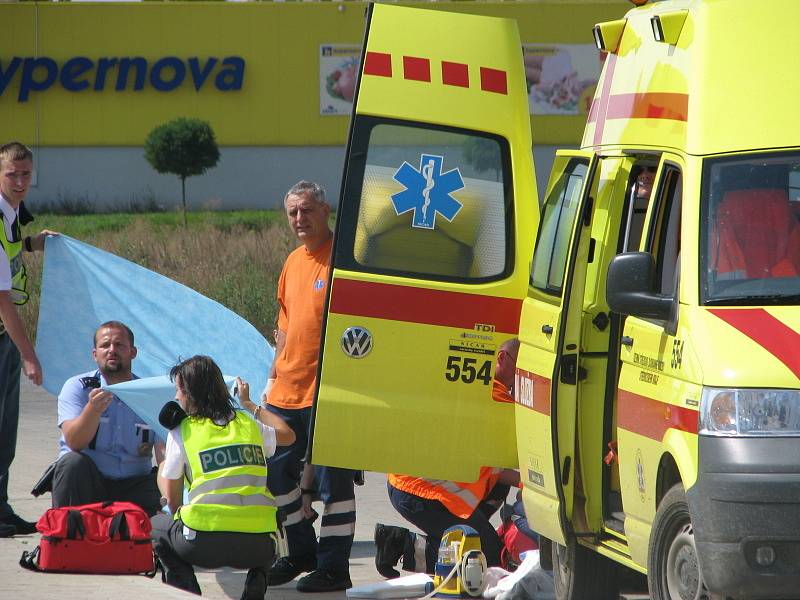 Čtyřiašedesátiletý důchodce z Králova Dvora se postřelil do hlavy. Záchranáři bojovali o jeho život na parkovišti před Lídlem. Do pražské nemocnice ho transportoval vrtulník.