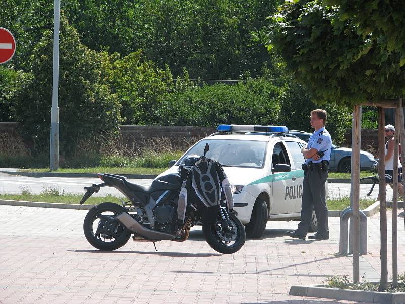 Čtyřiašedesátiletý důchodce z Králova Dvora se postřelil do hlavy. Záchranáři bojovali o jeho život na parkovišti před Lídlem. Do pražské nemocnice ho transportoval vrtulník.