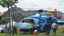 Čtyřiašedesátiletý důchodce z Králova Dvora se postřelil do hlavy. Záchranáři bojovali o jeho život na parkovišti před Lídlem. Do pražské nemocnice ho transportoval vrtulník.