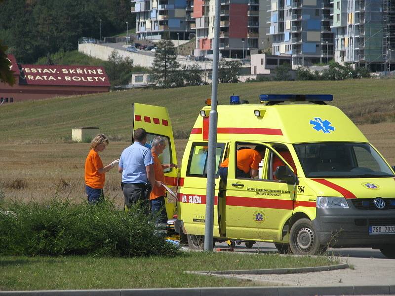 Čtyřiašedesátiletý důchodce z Králova Dvora se postřelil do hlavy. Záchranáři bojovali o jeho život na parkovišti před Lídlem. Do pražské nemocnice ho transportoval vrtulník.
