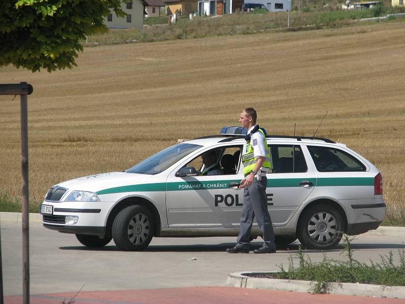 Čtyřiašedesátiletý důchodce z Králova Dvora se postřelil do hlavy. Záchranáři bojovali o jeho život na parkovišti před Lídlem. Do pražské nemocnice ho transportoval vrtulník.