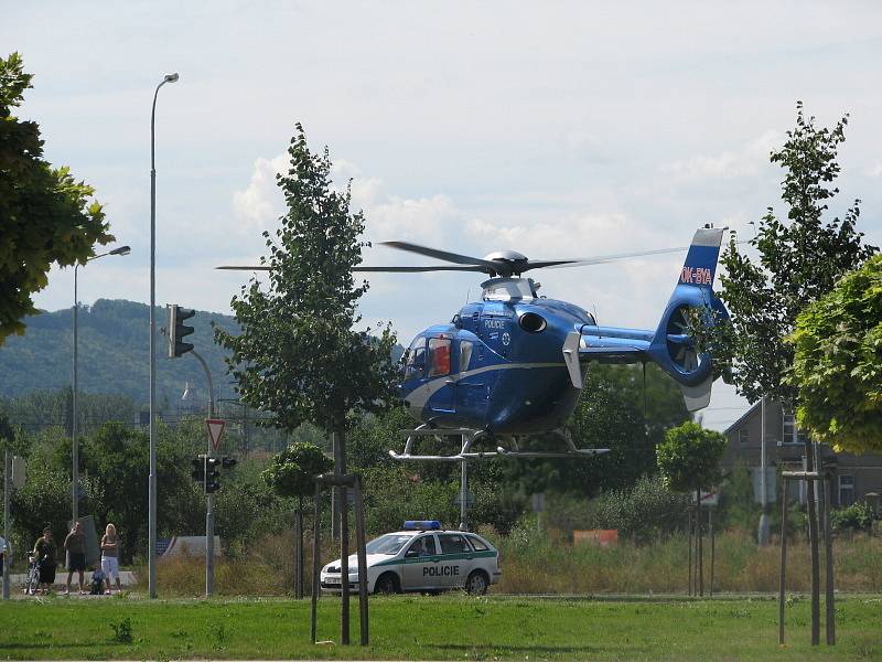 Čtyřiašedesátiletý důchodce z Králova Dvora se postřelil do hlavy. Záchranáři bojovali o jeho život na parkovišti před Lídlem. Do pražské nemocnice ho transportoval vrtulník.