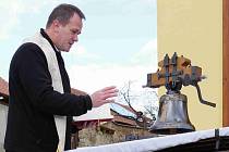 Zavěšení nového zvonu do kapličky ve Lštěni.