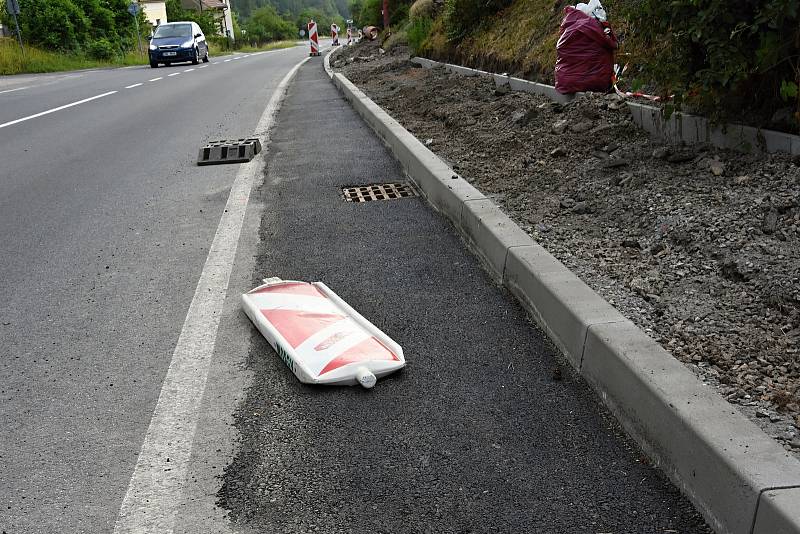 Střední Čechy (15. 6. 2018) – Dopravní značení u rekonstruovaného chodníku ve Vráži na Berounsku – směrové tabule.