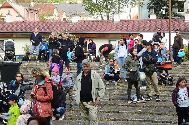 Rockové čarodějnice v berounském kempu.