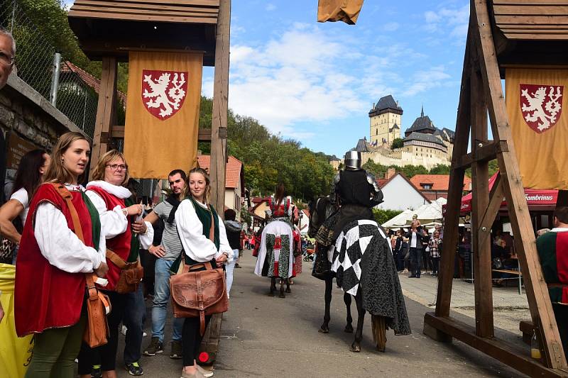 Z císařského průvodu v rámci Karlštejnského vinobraní.