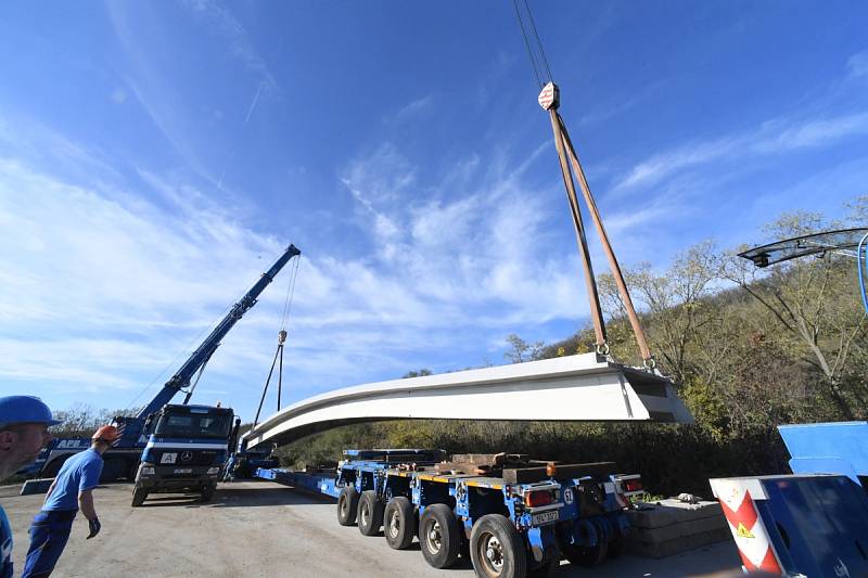 Transport nové lávky pro pěší přes dálnici D5 v Králově Dvoře.