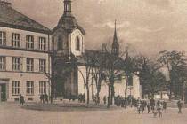 Do fotografie kostela a sadů Svatopluka Čecha vstupuje kus místní školy. Svatopluk Čech tam strávil krátké období v dětství, přesto na něm Liteň zanechala stopu.