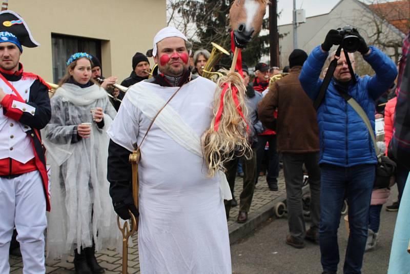 Masopustní průvod v Popovicích provázelo bujaré veselí, hudba, dobré jídlo, pití a tanec.