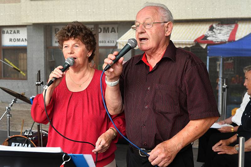 Odpoledne u Hvězdy s dechovou a cimbálovou muzikou, Beroun.