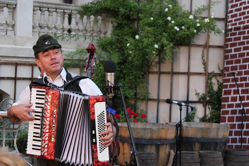 V zahradě zámku v Mníšku pod Brdy se v podání zadnotřebaňských ochotníků uskutečnila další derniéra muzikálu Postřižiny.