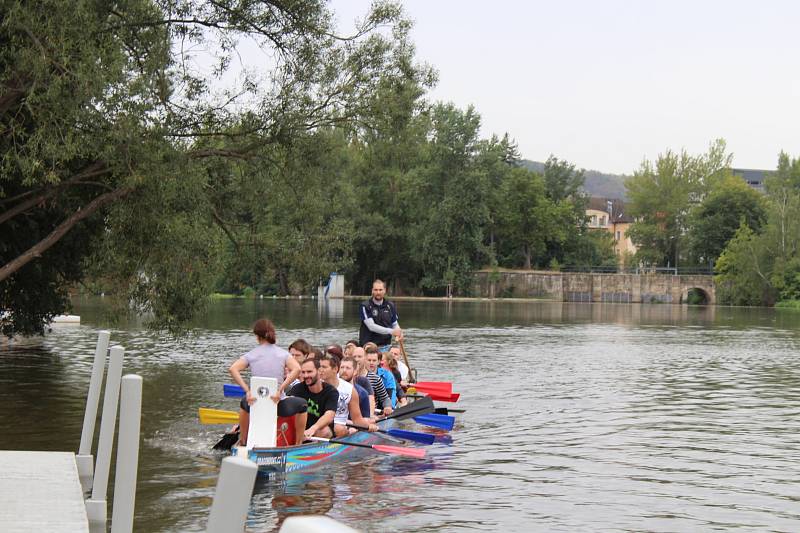 V berounském autokempu bylo o víkendu rušno. Konal se zde už 13. ročník závodů dračích lodí Berounský drak. Jeho součástí byl i Lunapark pro děti.