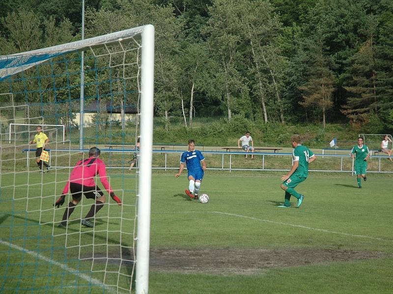 V derniéře podlehlo Hořovicko Sedlčanům 0:1. Před zápasem se představila domácí starší přípravka coby vítěz okresního přeboru.