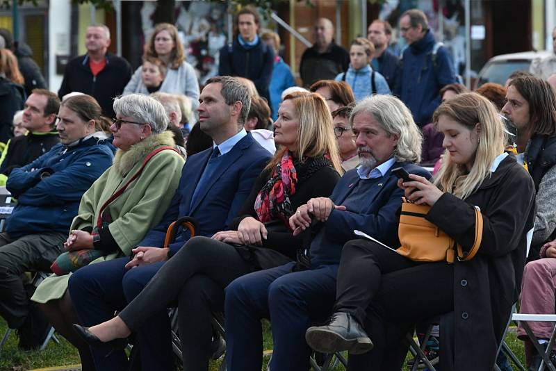 Z koncertu Karlovarského symfonického orchestru na berounském Husově náměstí.