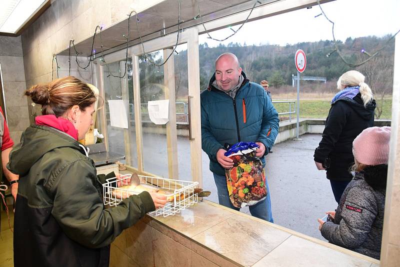 Z vánočního prodeje ryb na sádkách v králodvorských Popovicích.