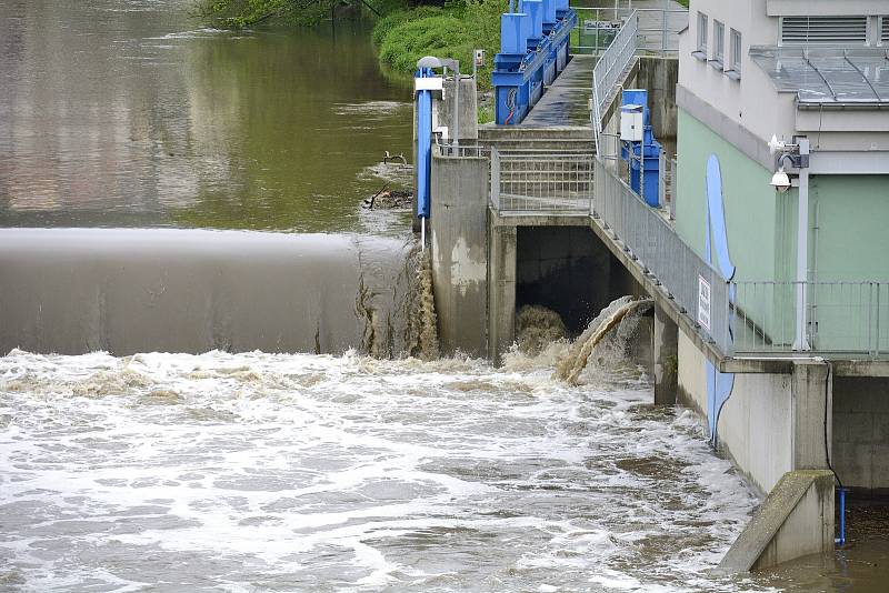 Hladina řeky dosahovala téměř 260 cm, tedy asi o jeden metr víc než je její průměr.