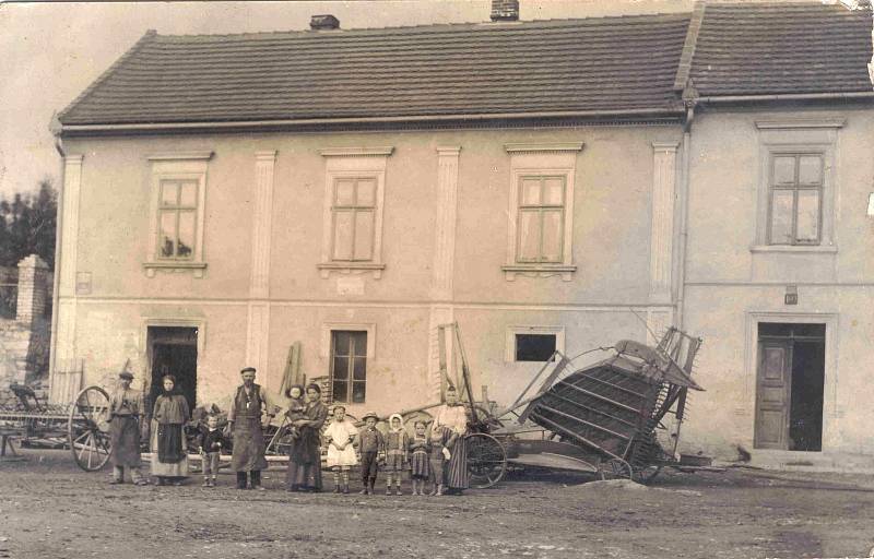 Kovárna pana Strnada počátkem 19. století. Za první republiky zde bylo holičství pana Antona, znárodněné pak fungovalo až do konce 60. let 20. století.