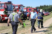 Dobrovolní hasiči z berounského regionu si na poli v Chyňavě vyzkoušeli koordinaci práce při zásahu v součinnosti s vrtulníkem.