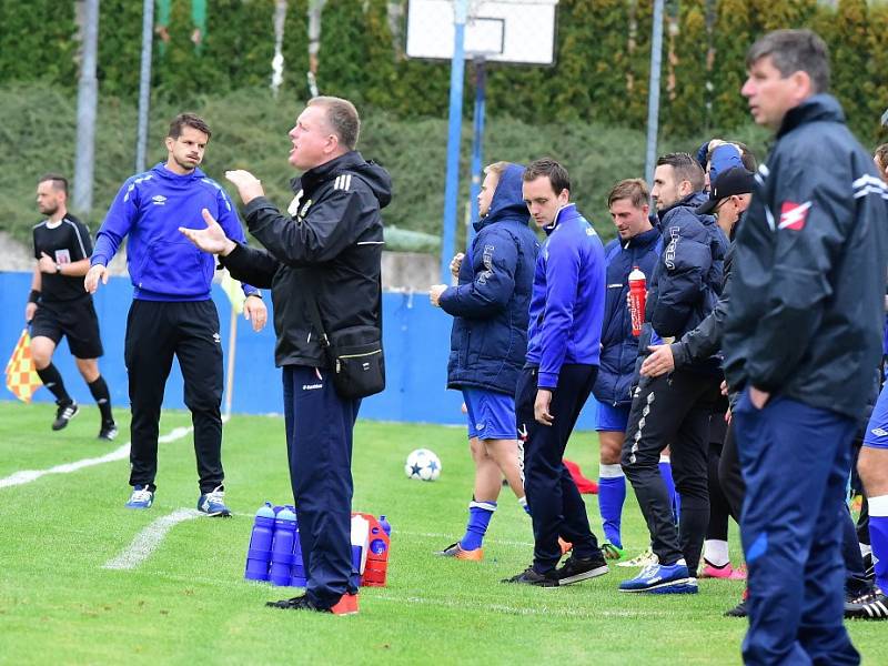 Fotbalisté Králova Dvora (v modrém) doma porazili Domažlice 1:0. 