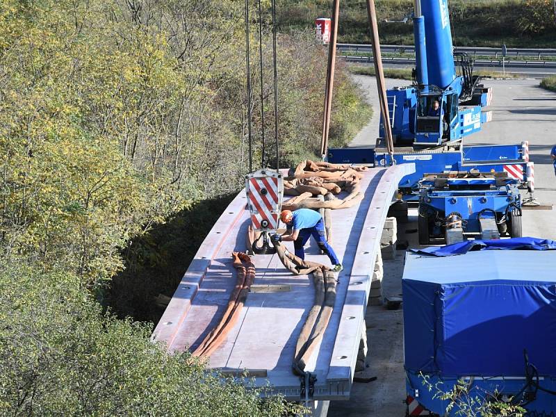 Transport nové lávky pro pěší přes dálnici D5 v Králově Dvoře.