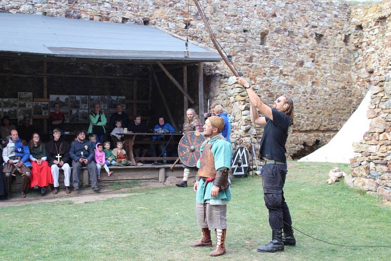 Šermířská utkání z drsného středověku, dobové stánky a další historické zajímavosti si v sobotu užili návštěvníci hradu Točník. 